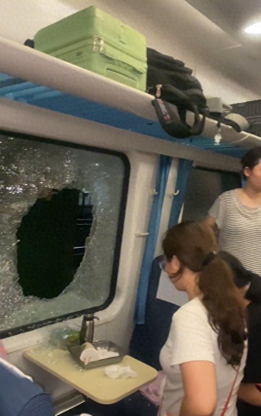 女乘客晕倒后有人砸窗自救；西宁曹家堡机场：正介入调查z6尊龙·中国网站机场摆渡车挤满人疑没开空调闷热难耐(图5)