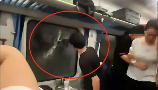 女乘客晕倒后有人砸窗自救；西宁曹家堡机场：正介入调查z6尊龙·中国网站机场摆渡车挤满人疑没开空调闷热难耐(图6)