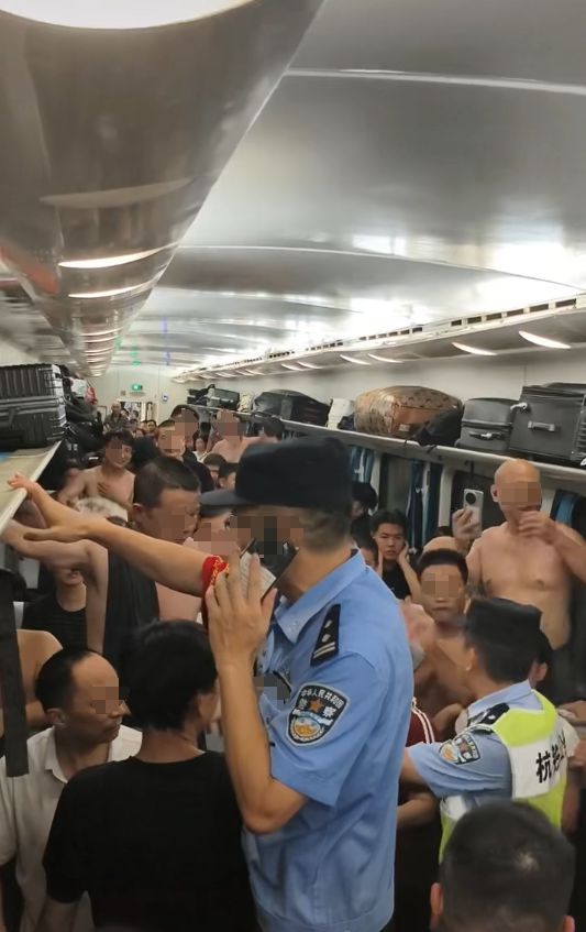 女乘客晕倒后有人砸窗自救；西宁曹家堡机场：正介入调查z6尊龙·中国网站机场摆渡车挤满人疑没开空调闷热难耐(图4)
